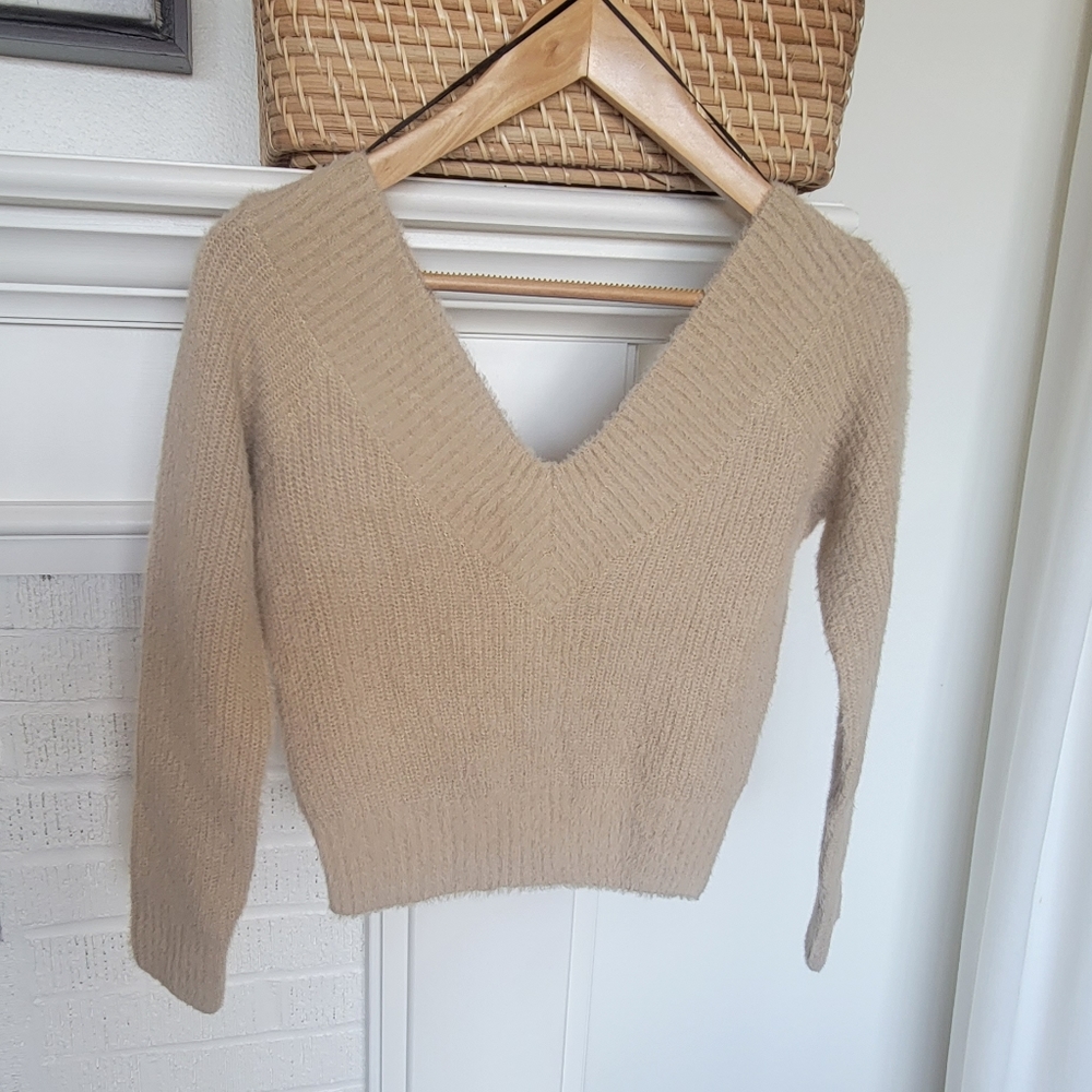 Divided H&M Tan Cropped Fuzzy V Neck Sweater Women's Size XS NEW